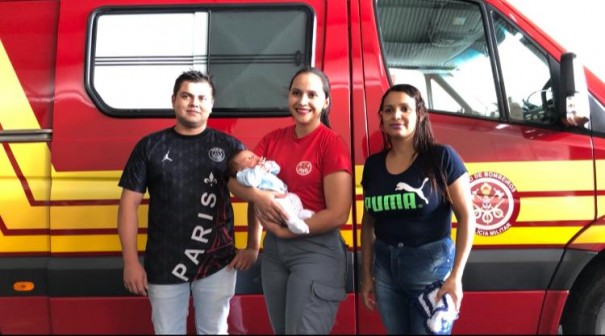 Soldado PM Jssica, Bombeira que salvou beb de engasgamento em Osvaldo Cruz, recebe visita dos pais da criana