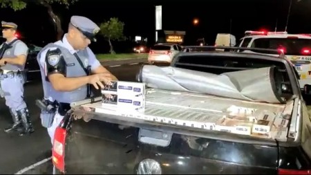 Fiscalização policial localiza carga de cigarros contrabandeados em compartimento de picape