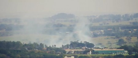 Incêndio atinge depósito de galhos de árvores e fumaça causa transtornos a moradores de Presidente Prudente