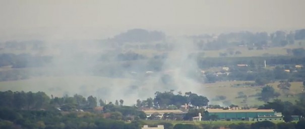 Incndio atinge depsito de galhos de rvores e fumaa causa transtornos a moradores de Presidente Prudente