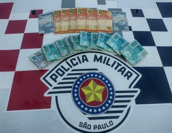 PM age r�pido, prende mulher em flagrante por roubo a idoso e recupera todo produto do crime em OC