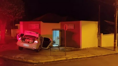 Com 300kg de maconha em carro, motorista tenta fugir da polícia e acaba preso depois de bater veículo em clínica odontológica