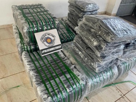 Polícia Militar apreende quatro veículos, mais de R$ 300 mil em produtos do Paraguai e prende cinco pessoas
