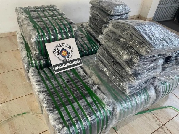 Polcia Militar apreende quatro veculos, mais de R$ 300 mil em produtos do Paraguai e prende cinco pessoas