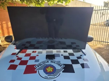 Mulher levanta para verificar barulho em porta da cozinha, encontra ladrão e tem objetos roubados