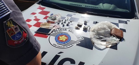 PM prende traficante e apreende droga, dinheiro e materiais para embalar o entorpecente em Lucélia