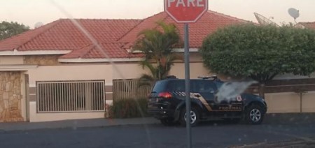 Polícia Federal cumpre mandados em Bastos contra funcionário do Ministério da Agricultura suspeito de corrupção