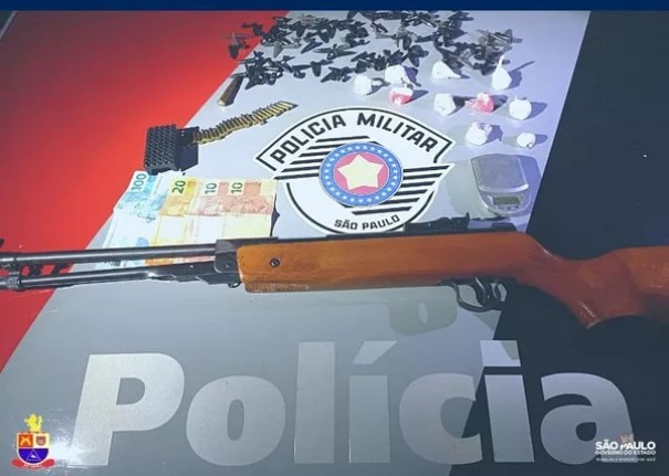 Polcia Militar apreende arma de fogo, munies e pores de cocana durante operao