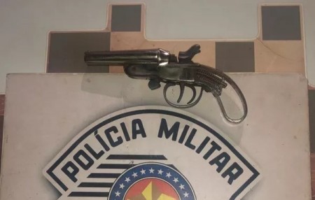 Rapaz exibe arma de fogo durante festa e Polícia Militar é acionada