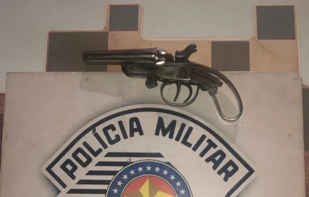 Rapaz exibe arma de fogo durante festa e Polcia Militar  acionada