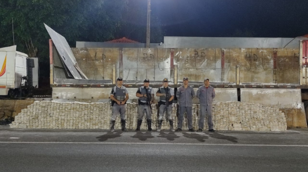 Polcia Rodoviria apreende 1968 tabletes de maconha em fundo falso de caminho