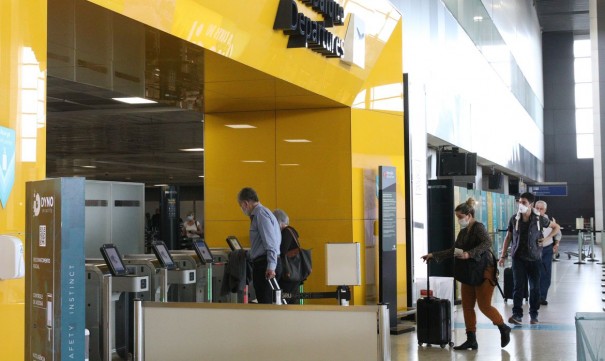 Anvisa autoriza servio de bordo e mantm uso de mscaras em voos