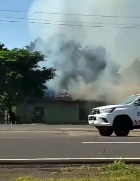 Incêndio destrói parcialmente residência no trevo de Osvaldo Cruz