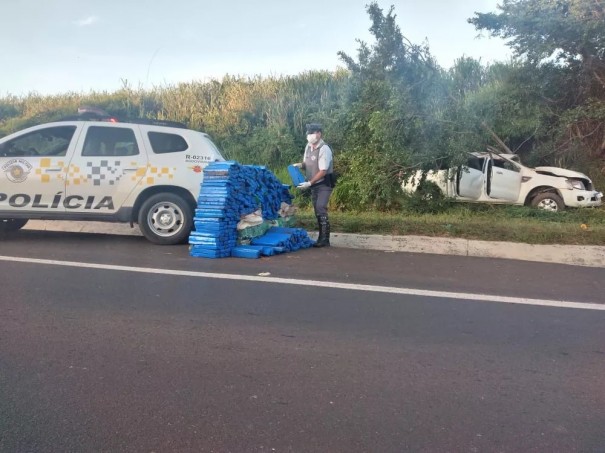 Meia tonelada de maconha � achada em caminhonete que ficou destru�da ap�s bater em �rvore na rodovia