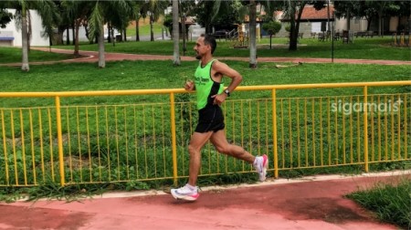 Com 42 voltas no Parque Caldeira, maratonista percorre 65 km e arrecada alimentos para doação