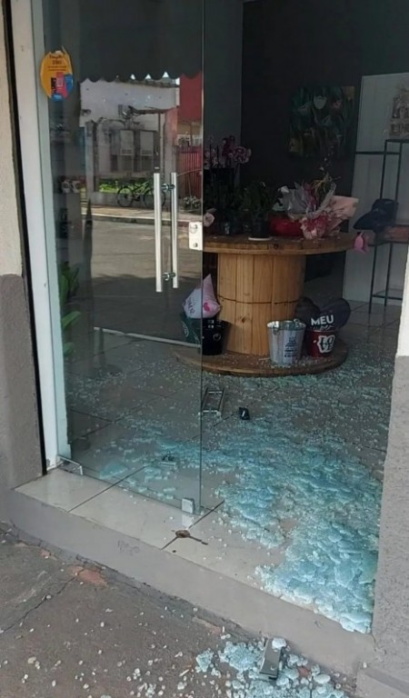 Floricultura é alvo de furto pela segunda vez em menos de três meses e prejuízo total com os crimes passa de R$ 3 mil