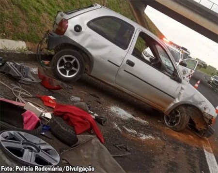 Motorista capota em alça de rodovia e carro desliza em barranco 