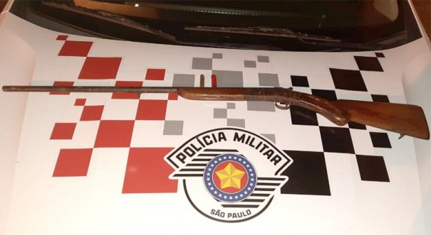 Polcia Militar de Bastos apreende arma de fogo abandonada por indivduo