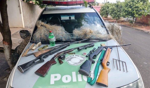 Polcia Ambiental de Tup apreende armas de fogo com homens em Queiroz  