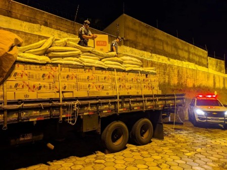 Motorista tenta fugir com mais de 137 mil maços de cigarros contrabandeados e acaba preso em Regente Feijó