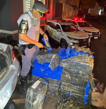 Em fuga de abordagem policial, carro bate em barranco e dois homens são presos com mais de 200kg de maconha em Presidente Prudente