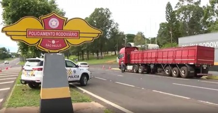 Carga de maconha é apreendida em fundo falso de carreta na Rodovia Assis Chateaubriand