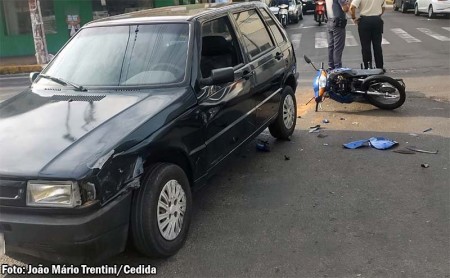 Mulher sofre ferimentos em acidente envolvendo moto e carro em Tupã