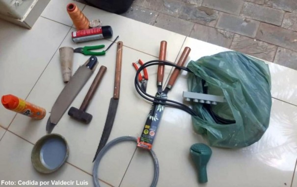 Polcia Militar recupera objetos abandonados no centro de Bastos