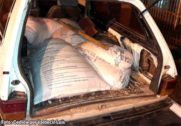 Polcia Militar de Bastos apreende 1.200 quilos de milho e rao para averiguao