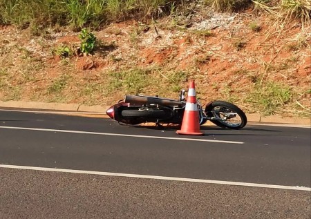 Batida entre motocicleta e caminhão mata mulher em Junqueirópolis