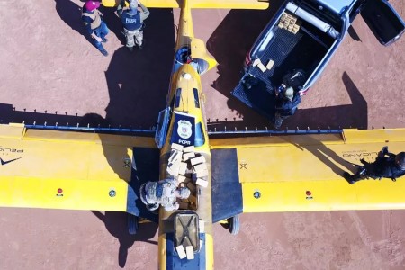 Carga de crack avaliada em mais de R$ 20 milhões é apreendida dentro de avião em Teodoro Sampaio