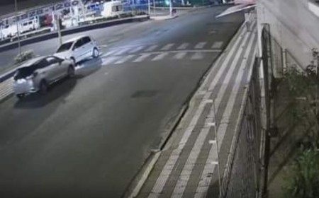 Carro colide contra veículo estacionado e condutor foge, em OC