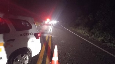 Motociclista morre após bater em caminhonete, cair na pista e ser atropelado por outros dois veículos