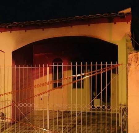 Rapaz é preso por atear fogo na casa da mãe e por ameaçar de morte o padrasto