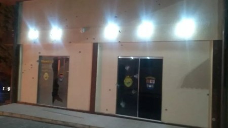 Criminosos fecham acessos de Guarapuava durante tentativa de assalto, fazem moradores reféns e deixam 2 policiais feridos