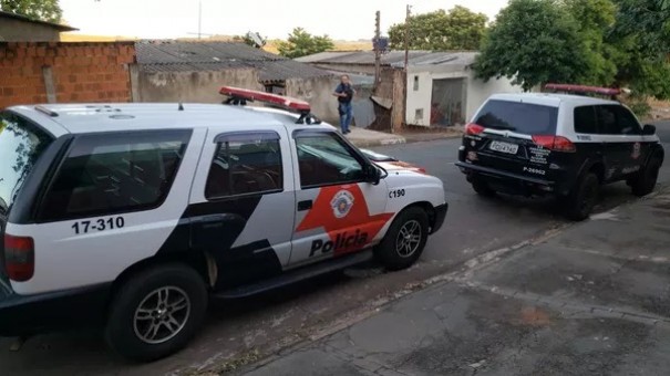 Dupla  presa suspeita de participao em dois roubos a residncias em lvares Machado