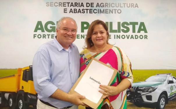 SALMOURO: Prefeita assina importantes convnios na Secretaria de Agricultura e Abastecimento