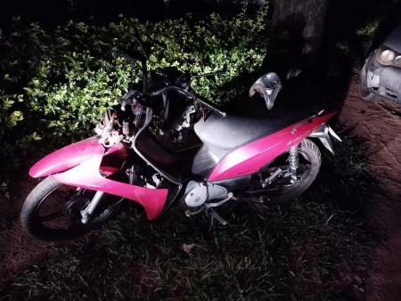Rapaz é socorrido após bater motocicleta em cavalo solto em estrada vicinal de Panorama