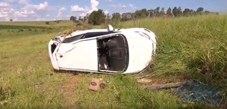 Capotamento de veículo deixa duas pessoas feridas em estrada vicinal de Regente Feijó