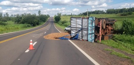 Caminhão carregado com amendoim tomba na Rodovia Comandante João Ribeiro de Barros