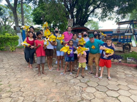 Rotaract Club de Osvaldo Cruz entrega ovos de Páscoa para crianças em OC e Inúbia Pta