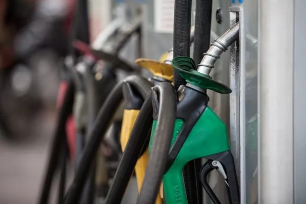 Preo da gasolina sobe pela 2 semana seguida e atinge novo recorde no pas
