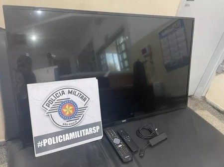 Testemunhas flagram transporte de televisão 43 em motocicleta e homem acaba preso por furto