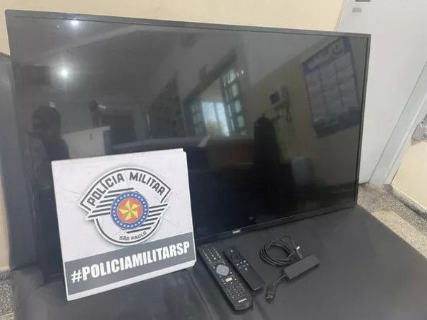 Testemunhas flagram transporte de televiso 43 em motocicleta e homem acaba preso por furto
