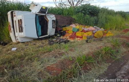 Tombamento de veículo de carga na rodovia SP 425 - Prudente a Rio Preto, km 357, 500, em Rinópolis na manhã deste sábado (09)