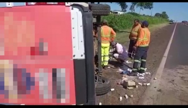 Van tomba na SP-294, nas proximidades do trevo das Duas Barras, em Junqueirpolis
