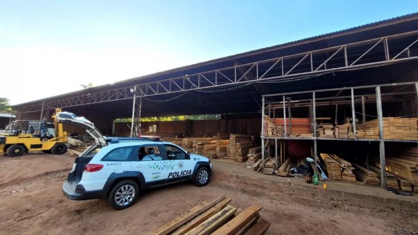 Homem  autuado em mais de R$ 13 mil por venda ilegal de madeira, em Presidente Venceslau