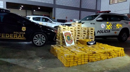 Dupla é presa com mais de 600 quilos de maconha escondida em carga de pneus em Palmital