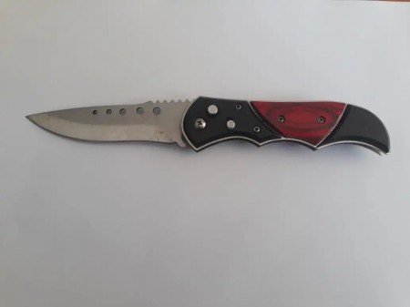 FLÓRIDA: Homem é preso acusado de ameaçar mãe e funcionária com canivete