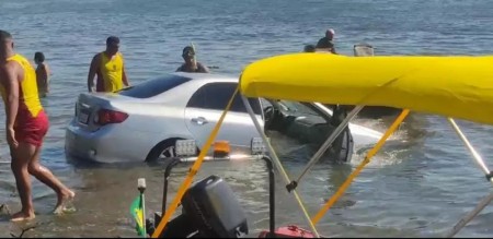 Mulher é socorrida após entrar com carro dentro do Rio Paraná